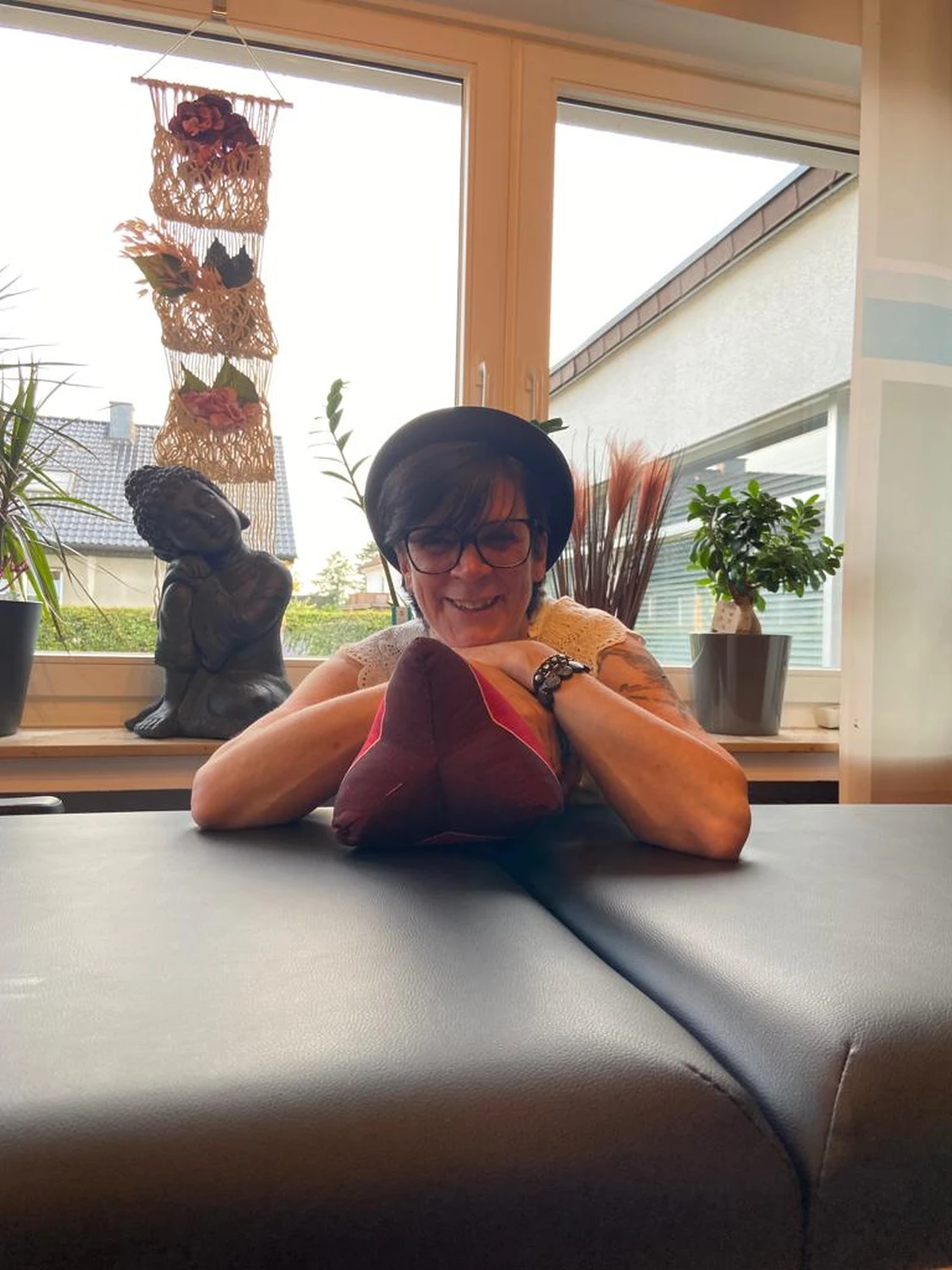 Manuela Möller sitzt auf dem Sofa