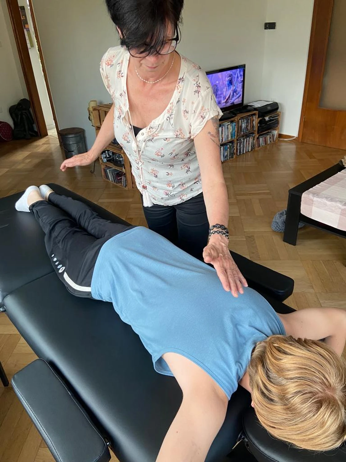 Manuela Möller führt die ganzheitliche Methode an einer Frau durch