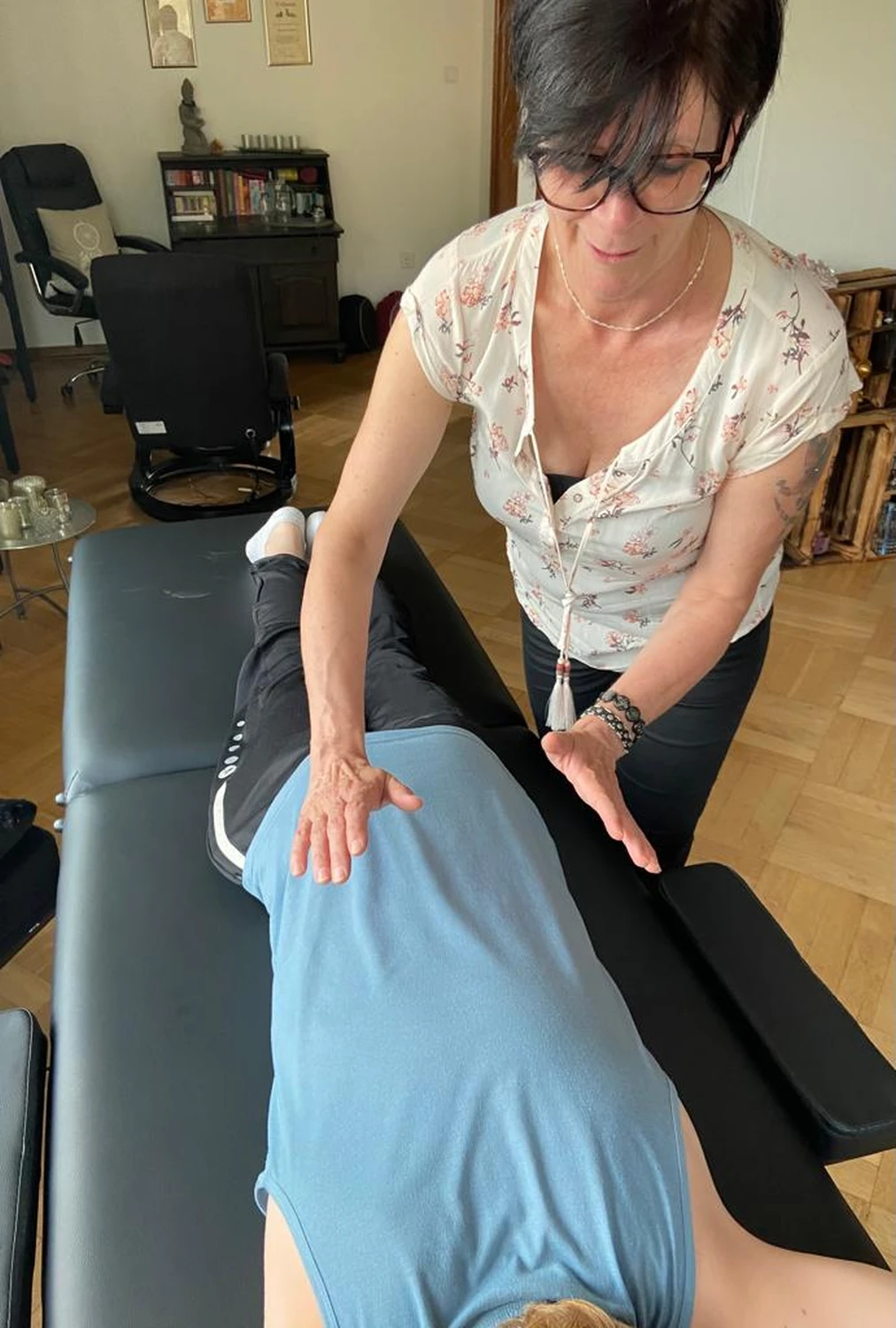 Manuela Möller führt die ganzheitliche Methode an einer Frau durch