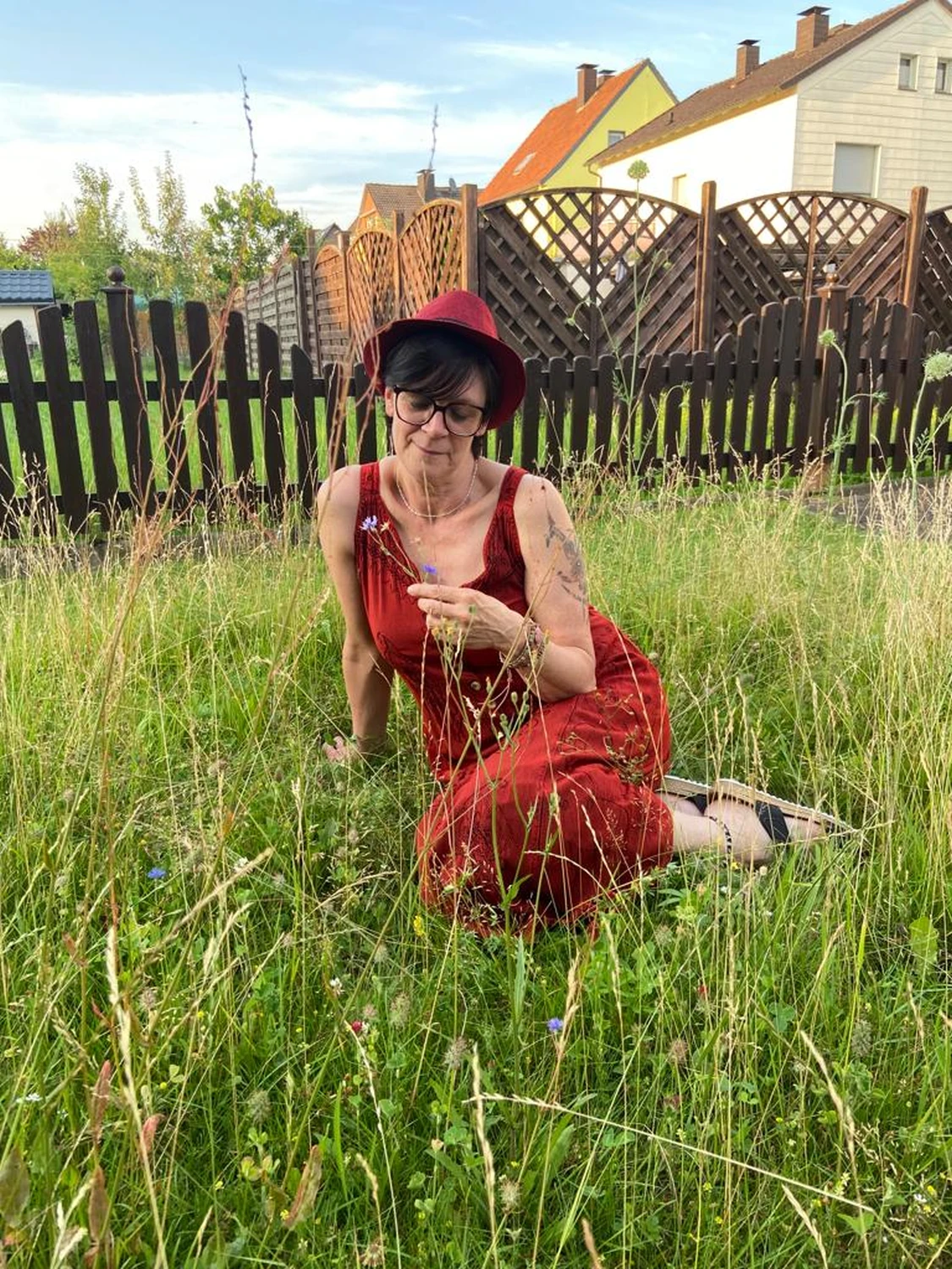 Manuela Möller sitzt auf Gras im Garten