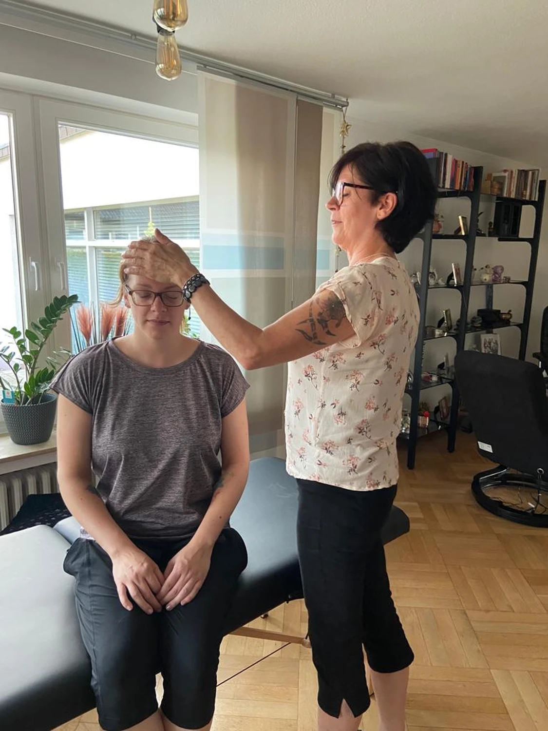 Manuela Möller führt die ganzheitliche Methode an einer Frau durch